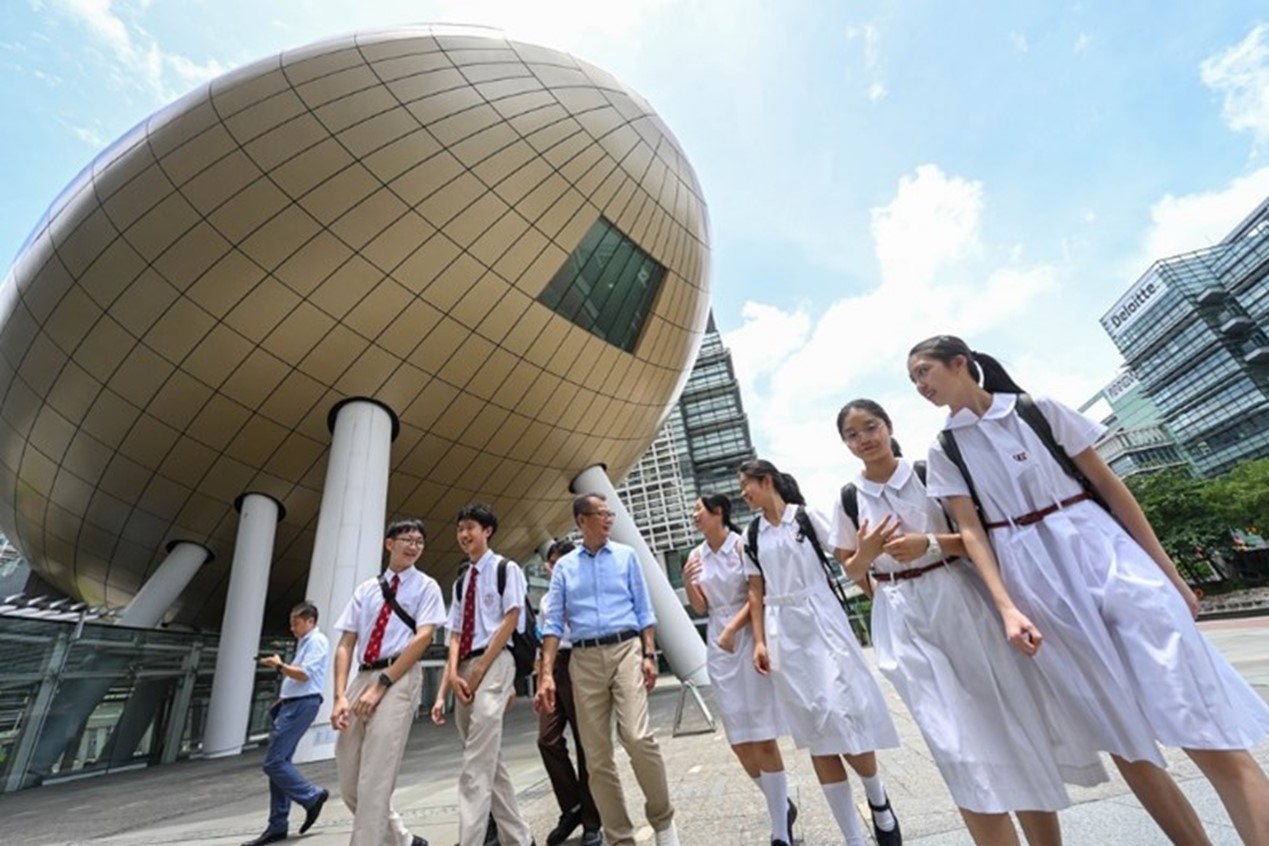 Hong Kong Financial Secretary Led a Delegation of students to Visit Cornerstone Robotics